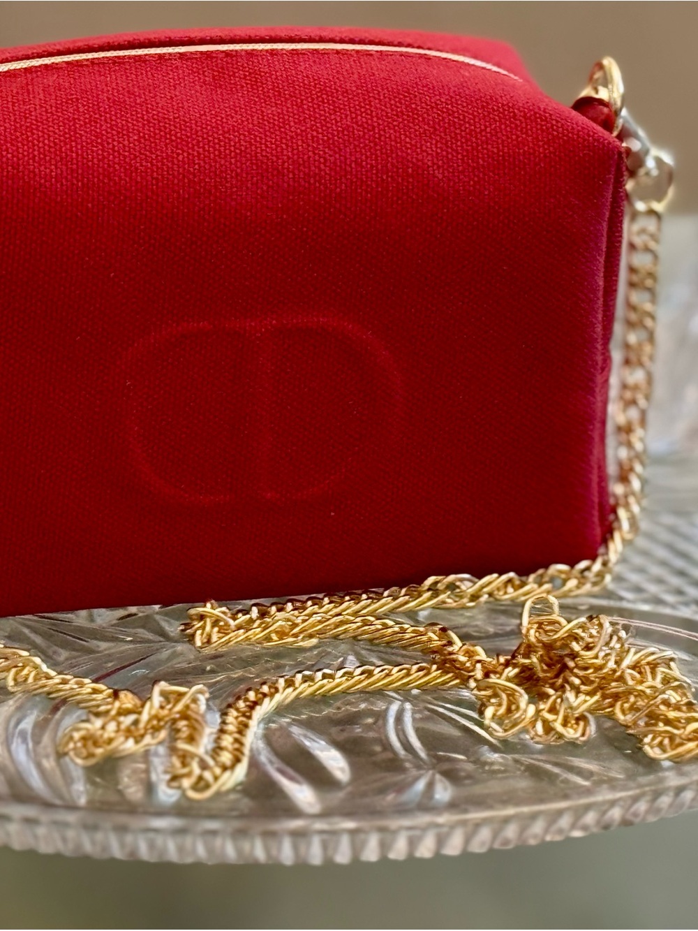 DIOR Beautiful Red Cosmetic Bag with stunning Gold Chain Attached Crossbody - Picture 6 of 16